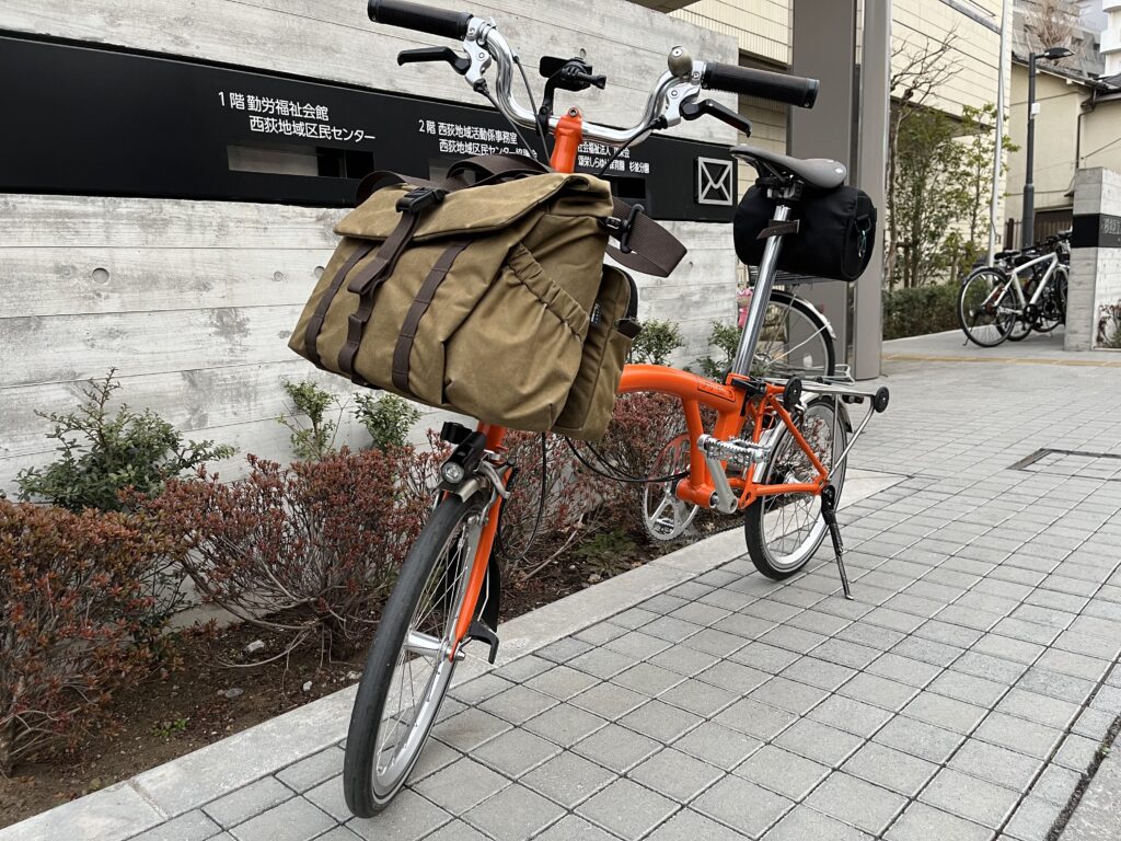 フロントキャリアシステムを使ってバッグを装着した私のブロンプトン