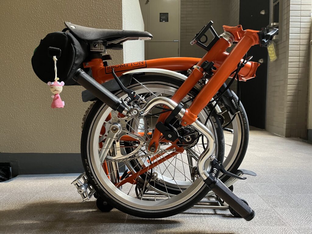 折りたたんだ状態の私のブロンプトン(2023年9月)